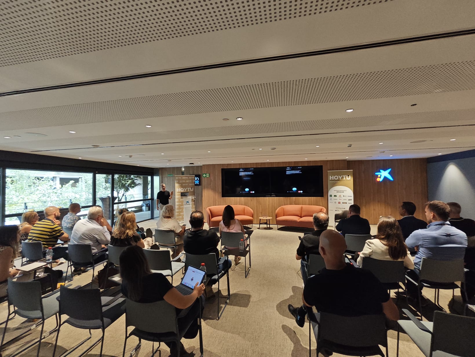Asistentes a la masterclass de IA aplicada al turismo organizada por HoyTú e impartida por Growtur (Rafael de Jorge) en el Espacio Ágora CaixaBank de Murcia