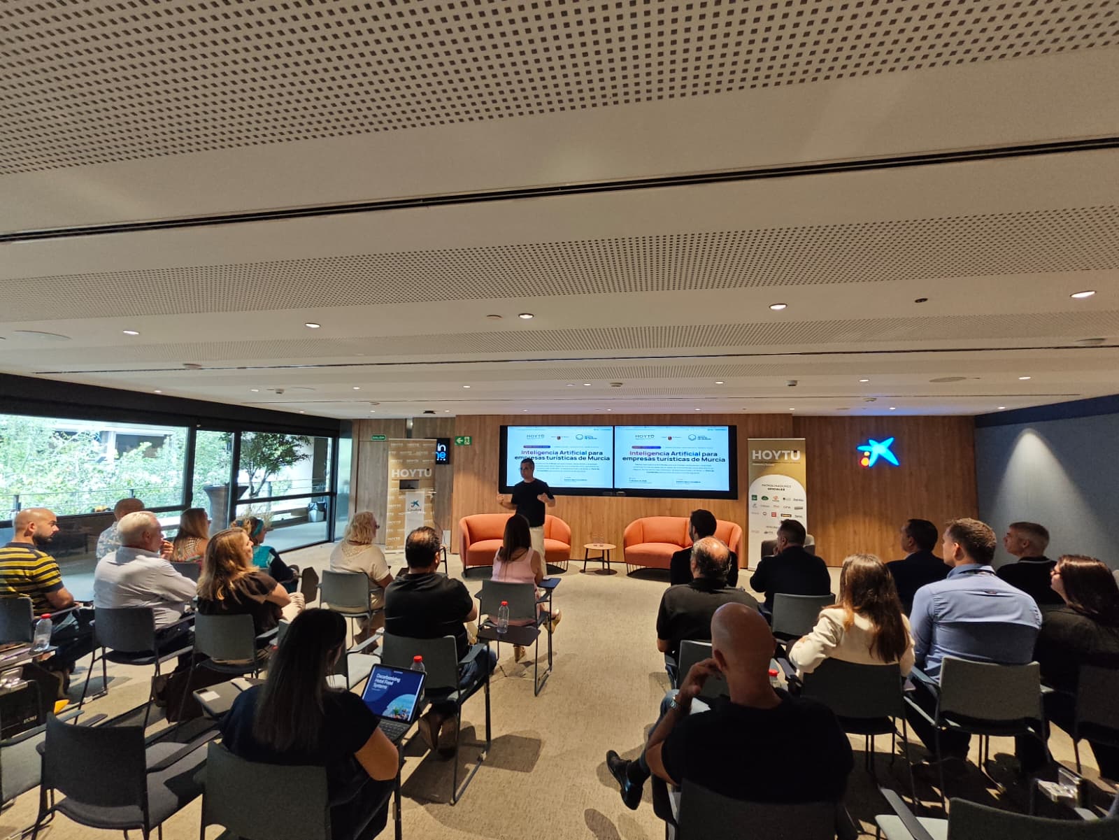 Rafael de Jorge, fundador de Growtur, durante la masterclass de IA aplicada al turismo en el Espacio Ágora CaixaBank de Murcia
