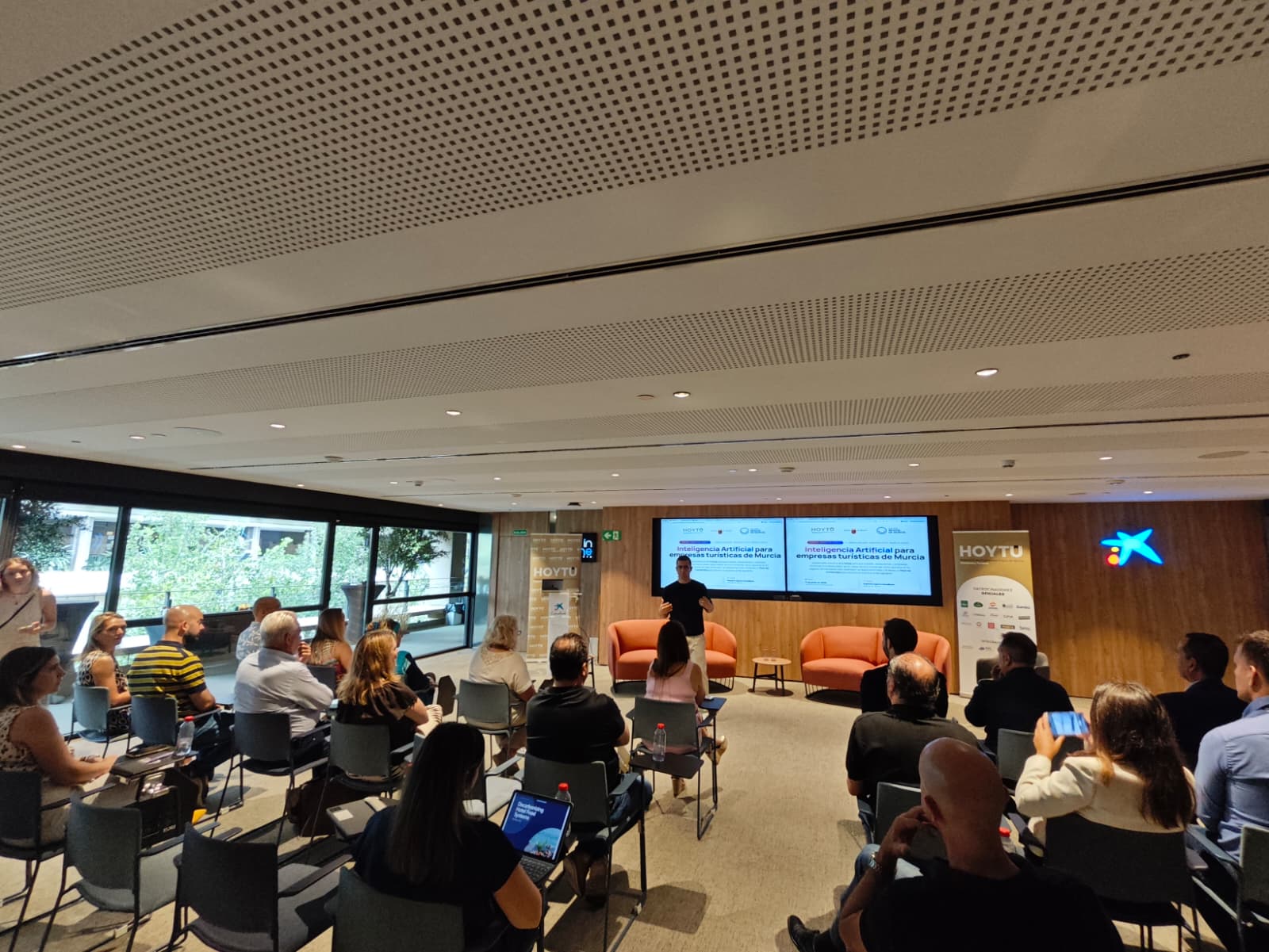 Sala llena en la masterclass de IA aplicada al turismo: profesionales del sector turístico de Murcia siguiendo la sesión impartida por Growtur en el Espacio Ágora CaixaBank